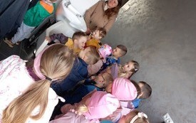 Wizyta przedszkolak&oacute;w z Publicznej Szkoły Podstawowej w Radkowicach w zakładzie fryzjerskim. 15
