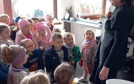 Wizyta przedszkolak&oacute;w z Publicznej Szkoły Podstawowej w Radkowicach w zakładzie fryzjerskim. 16