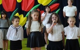Dzień Matki i Ojca w klasach I - III  w PSP w Godowie 8