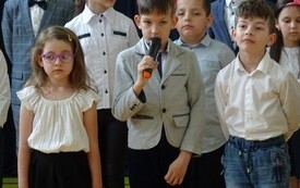 Dzień Matki i Ojca w klasach I - III  w PSP w Godowie 11