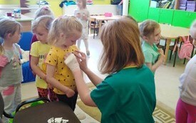 Spotkanie z pielęgniarką z Wojew&oacute;dzkiego Szpitala Zespolonego w Kielcach w Przedszkolu w Radkowicach 2