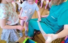 Spotkanie z pielęgniarką z Wojew&oacute;dzkiego Szpitala Zespolonego w Kielcach w Przedszkolu w Radkowicach 3