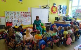 Spotkanie z pielęgniarką z Wojew&oacute;dzkiego Szpitala Zespolonego w Kielcach w Przedszkolu w Radkowicach 11