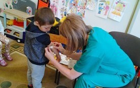 Spotkanie z pielęgniarką z Wojew&oacute;dzkiego Szpitala Zespolonego w Kielcach w Przedszkolu w Radkowicach 13