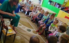 Spotkanie z pielęgniarką z Wojew&oacute;dzkiego Szpitala Zespolonego w Kielcach w Przedszkolu w Radkowicach 14