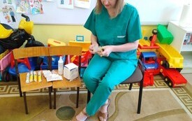 Spotkanie z pielęgniarką z Wojew&oacute;dzkiego Szpitala Zespolonego w Kielcach w Przedszkolu w Radkowicach 15