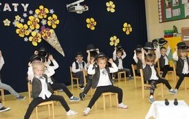 Życzenia dla Rodzic&oacute;w od najmłodszych przedszkolak&oacute;w z Chybic 1