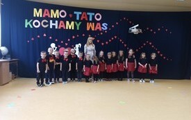 Życzenia dla Rodzic&oacute;w od najmłodszych przedszkolak&oacute;w z Chybic 2