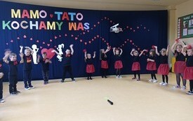 Życzenia dla Rodzic&oacute;w od najmłodszych przedszkolak&oacute;w z Chybic 4