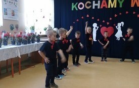 Życzenia dla Rodzic&oacute;w od najmłodszych przedszkolak&oacute;w z Chybic 5