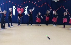 Życzenia dla Rodzic&oacute;w od najmłodszych przedszkolak&oacute;w z Chybic 6