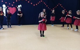 Życzenia dla Rodzic&oacute;w od najmłodszych przedszkolak&oacute;w z Chybic 8