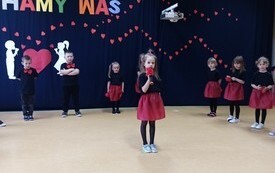 Życzenia dla Rodzic&oacute;w od najmłodszych przedszkolak&oacute;w z Chybic 11