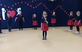 Życzenia dla Rodzic&oacute;w od najmłodszych przedszkolak&oacute;w z Chybic 13