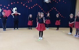 Życzenia dla Rodzic&oacute;w od najmłodszych przedszkolak&oacute;w z Chybic 14