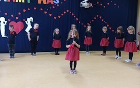 Życzenia dla Rodzic&oacute;w od najmłodszych przedszkolak&oacute;w z Chybic 18