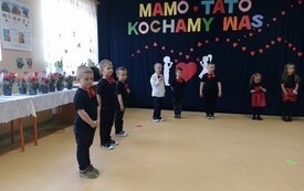 Życzenia dla Rodzic&oacute;w od najmłodszych przedszkolak&oacute;w z Chybic 22