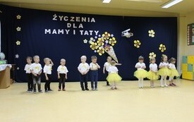 Życzenia dla Rodzic&oacute;w od najmłodszych przedszkolak&oacute;w z Chybic 23