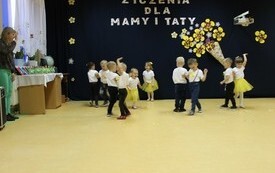 Życzenia dla Rodzic&oacute;w od najmłodszych przedszkolak&oacute;w z Chybic 24
