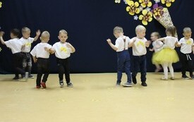 Życzenia dla Rodzic&oacute;w od najmłodszych przedszkolak&oacute;w z Chybic 25