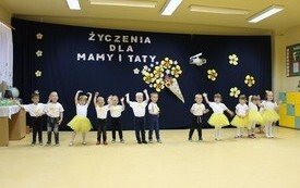 Życzenia dla Rodzic&oacute;w od najmłodszych przedszkolak&oacute;w z Chybic 32