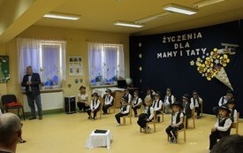 Życzenia dla Rodzic&oacute;w od najmłodszych przedszkolak&oacute;w z Chybic 40