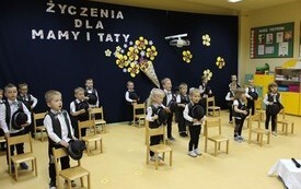 Życzenia dla Rodzic&oacute;w od najmłodszych przedszkolak&oacute;w z Chybic 41