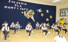 Życzenia dla Rodzic&oacute;w od najmłodszych przedszkolak&oacute;w z Chybic 42