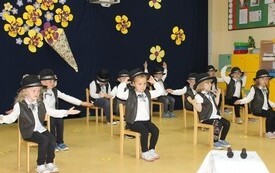 Życzenia dla Rodzic&oacute;w od najmłodszych przedszkolak&oacute;w z Chybic 43