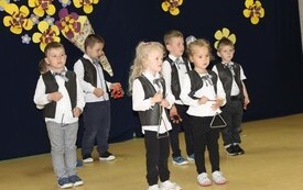 Życzenia dla Rodzic&oacute;w od najmłodszych przedszkolak&oacute;w z Chybic 44