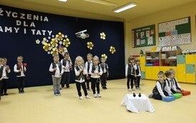 Życzenia dla Rodzic&oacute;w od najmłodszych przedszkolak&oacute;w z Chybic 45