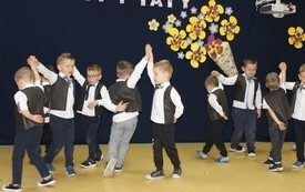 Życzenia dla Rodzic&oacute;w od najmłodszych przedszkolak&oacute;w z Chybic 48