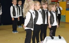 Życzenia dla Rodzic&oacute;w od najmłodszych przedszkolak&oacute;w z Chybic 49