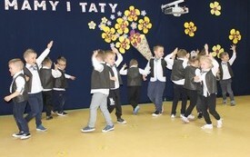 Życzenia dla Rodzic&oacute;w od najmłodszych przedszkolak&oacute;w z Chybic 50