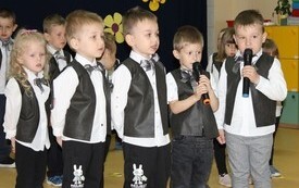 Życzenia dla Rodzic&oacute;w od najmłodszych przedszkolak&oacute;w z Chybic 52
