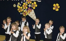 Życzenia dla Rodzic&oacute;w od najmłodszych przedszkolak&oacute;w z Chybic 54