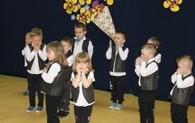 Życzenia dla Rodzic&oacute;w od najmłodszych przedszkolak&oacute;w z Chybic 55
