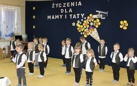 Życzenia dla Rodzic&oacute;w od najmłodszych przedszkolak&oacute;w z Chybic 56