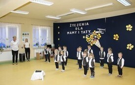 Życzenia dla Rodzic&oacute;w od najmłodszych przedszkolak&oacute;w z Chybic 57