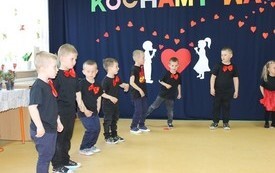 Życzenia dla Rodzic&oacute;w od najmłodszych przedszkolak&oacute;w z Chybic 59