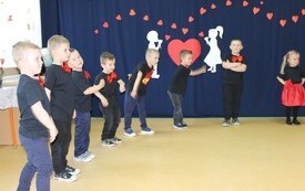 Życzenia dla Rodzic&oacute;w od najmłodszych przedszkolak&oacute;w z Chybic 60