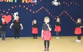 Życzenia dla Rodzic&oacute;w od najmłodszych przedszkolak&oacute;w z Chybic 61