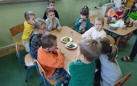Podsumowanie projektu edukacyjnego &bdquo;Z Kicią Kocią maluchy zmieniają się w zuchy&rdquo; w grupie Biedronek - PSP Łomno 12