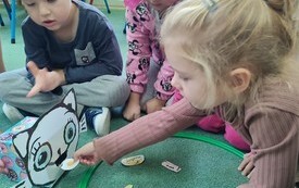 Podsumowanie projektu edukacyjnego &bdquo;Z Kicią Kocią maluchy zmieniają się w zuchy&rdquo; w grupie Biedronek - PSP Łomno 21