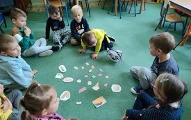 Podsumowanie projektu edukacyjnego &bdquo;Z Kicią Kocią maluchy zmieniają się w zuchy&rdquo; w grupie Biedronek - PSP Łomno 25