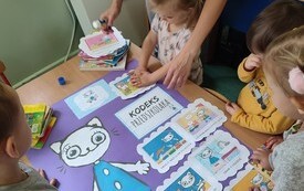 Podsumowanie projektu edukacyjnego &bdquo;Z Kicią Kocią maluchy zmieniają się w zuchy&rdquo; w grupie Biedronek - PSP Łomno 30