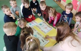Podsumowanie projektu edukacyjnego &bdquo;Z Kicią Kocią maluchy zmieniają się w zuchy&rdquo; w grupie Biedronek - PSP Łomno 34