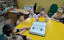Podsumowanie projektu edukacyjnego &bdquo;Z Kicią Kocią maluchy zmieniają się w zuchy&rdquo; w grupie Biedronek - PSP Łomno 35