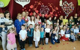 Dzień Rodziny u przedszkolak&oacute;w z Publicznej Szkoły Podstawowej w Łomnie 6