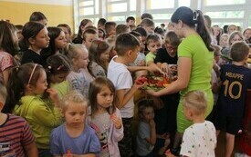 "Nikt z nas nie chce chorować, każdy pragnie zdrowie zachować" &ndash; przedstawienie profilaktyczne w PSP Chybice  3